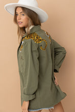 Load image into Gallery viewer, Cargo Pocket Front Sequin Tiger Utility Jacket
